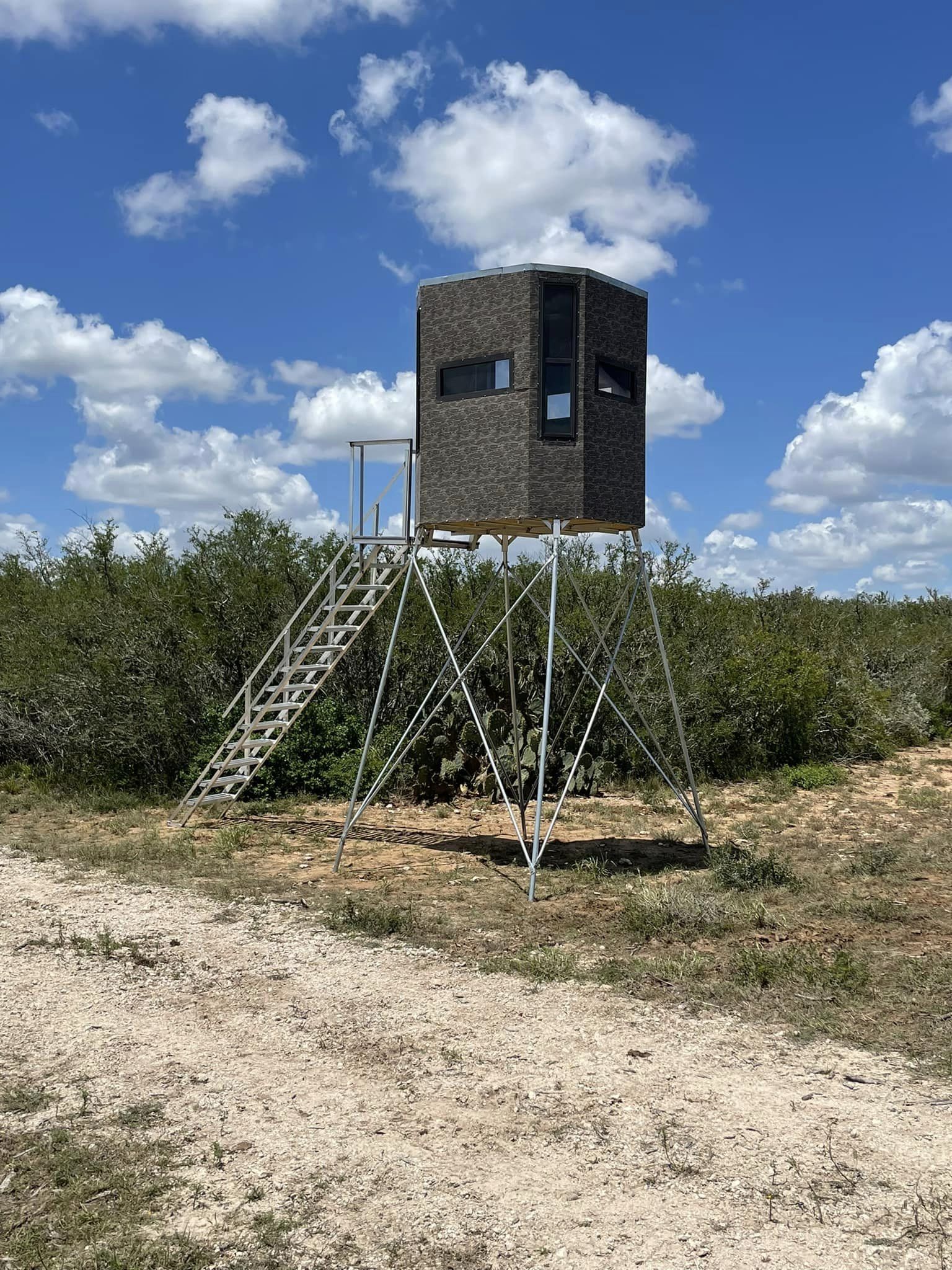 Big Dogg Deer Blinds 6x6 Octagon Bow/Rifle Aluminum Insulated Elevated Hunting Blind